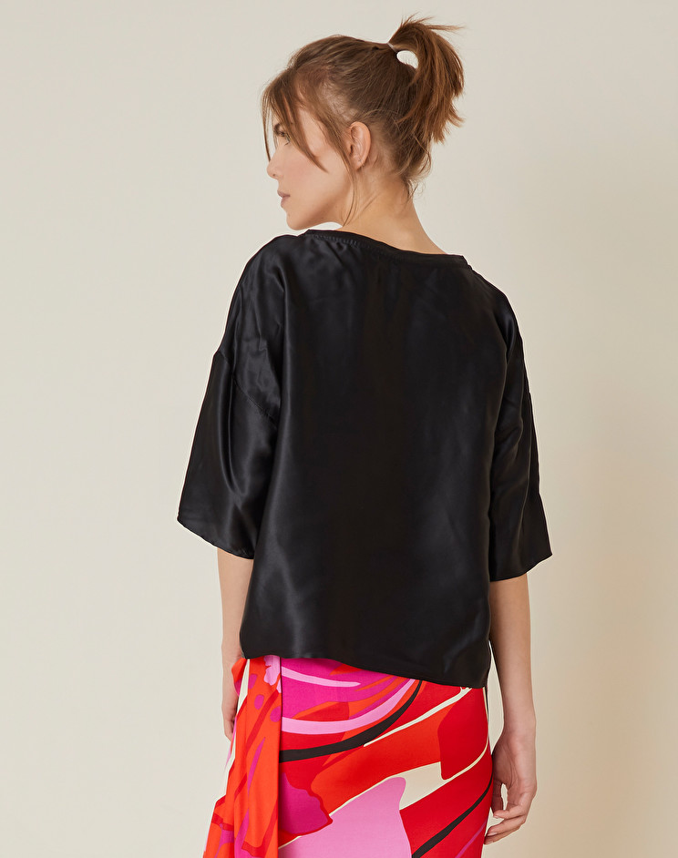 Blusa con scollo a v in satin