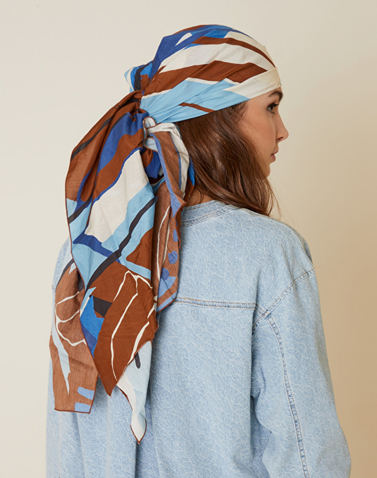 9 modi di indossare con stile i foulard di seta